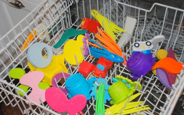 cleaning bath toys in dishwasher